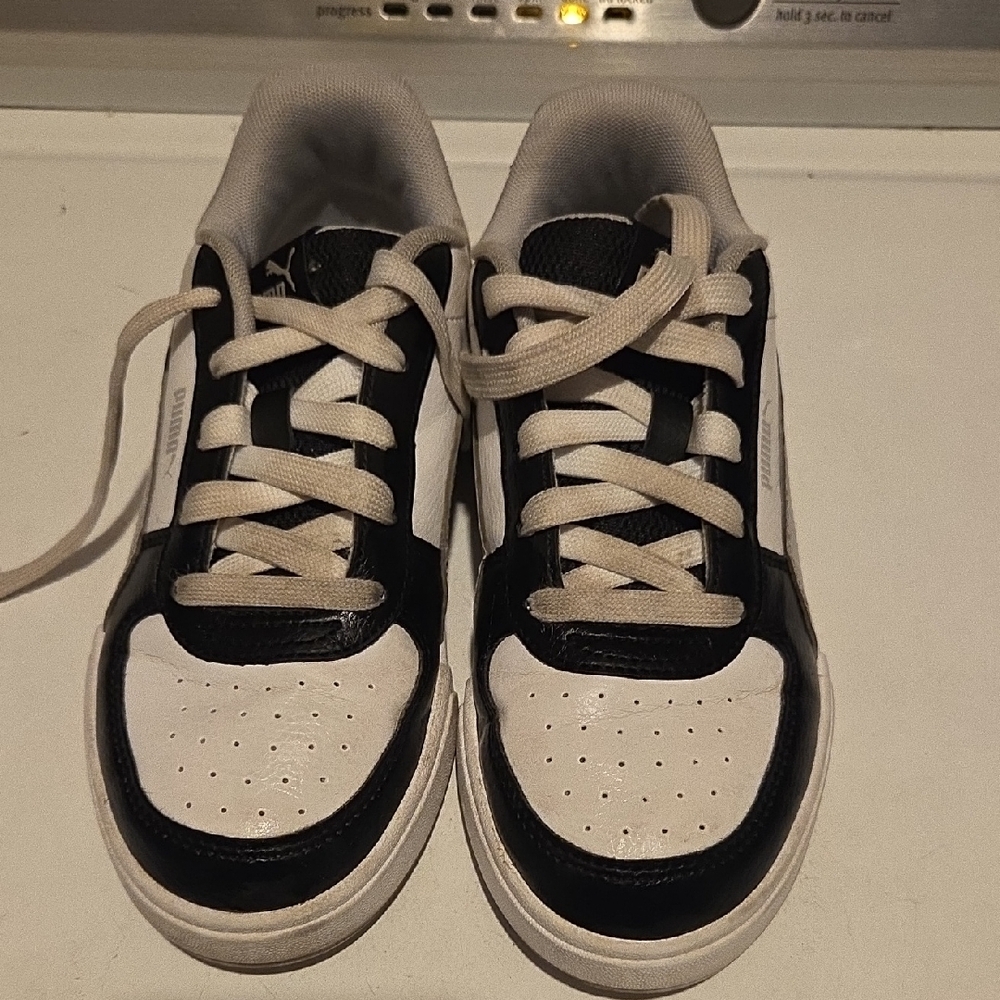 PUMA Used Classic Black and White Lace-Up Sneakers Kids Size 2